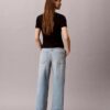 Jeans a gamba larga dal taglio corto Jeans a gamba larga dal taglio corto