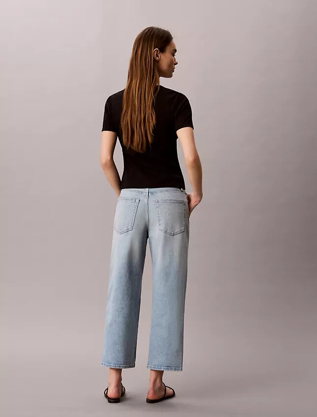 Jeans a gamba larga dal taglio corto Jeans a gamba larga dal taglio corto
