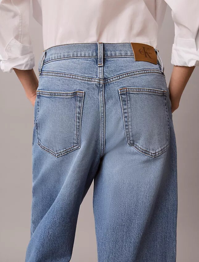 Jeans a gamba larga dal taglio corto Jeans a gamba larga dal taglio corto