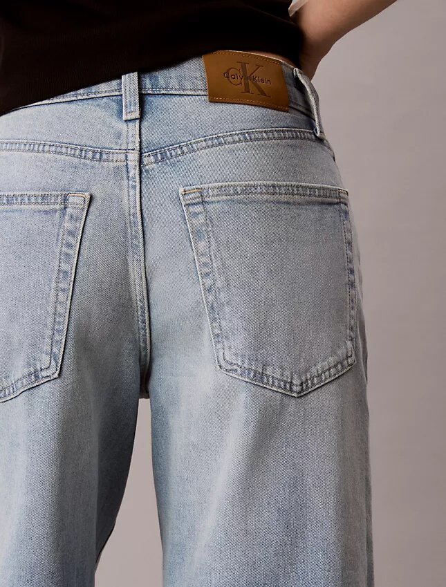 Jeans a gamba larga dal taglio corto Jeans a gamba larga dal taglio corto