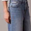 Jeans a gamba larga dal taglio corto Jeans a gamba larga dal taglio corto