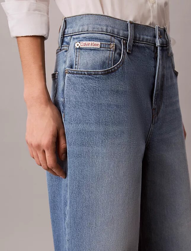 Jeans a gamba larga dal taglio corto Jeans a gamba larga dal taglio corto