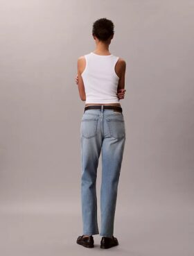 Jeans a vita alta e gamba dritta