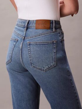 Jeans a vita alta e gamba dritta