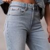 Jeans a vita alta e gamba dritta Jeans a vita alta e gamba dritta