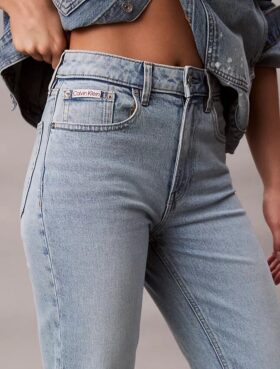 Jeans a vita alta e gamba dritta
