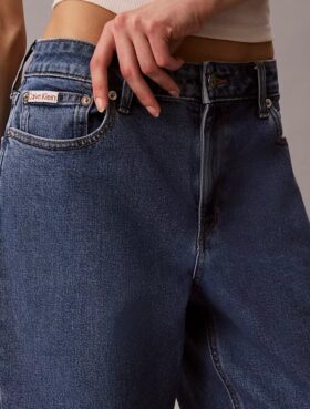Jeans a vita alta e gamba dritta