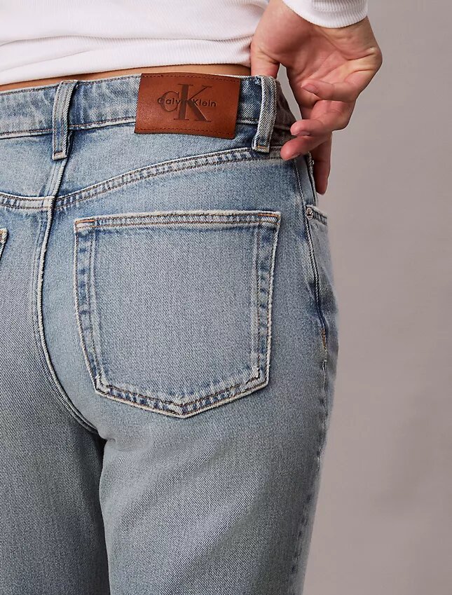 Jeans a vita alta e gamba dritta Jeans a vita alta e gamba dritta