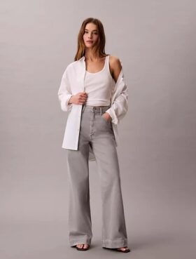 Jeans a vita altissima e gamba larga Jeans a vita altissima e gamba larga