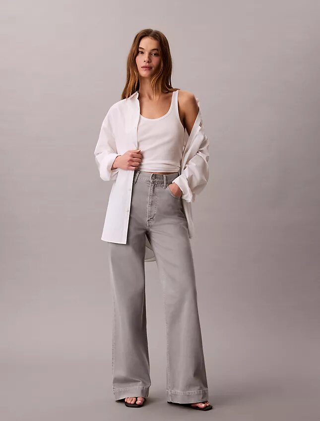 Jeans a vita altissima e gamba larga Jeans a vita altissima e gamba larga