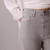 Jeans a vita altissima e gamba larga Jeans a vita altissima e gamba larga