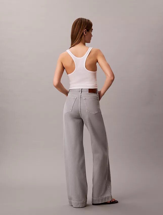 Jeans a vita altissima e gamba larga Jeans a vita altissima e gamba larga