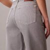 Jeans a vita altissima e gamba larga Jeans a vita altissima e gamba larga