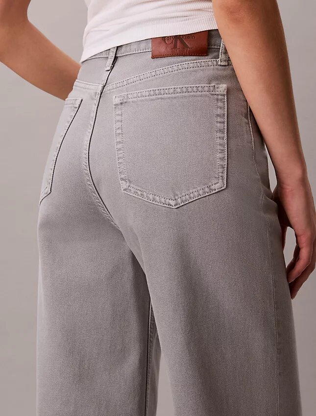 Jeans a vita altissima e gamba larga Jeans a vita altissima e gamba larga