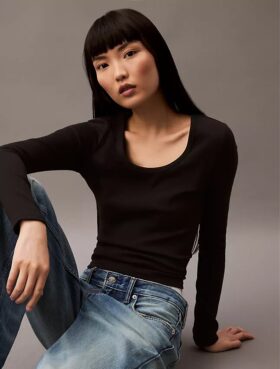 Maglietta a maniche lunghe slim fit in cotone a costine Maglietta a maniche lunghe slim fit in cotone a costine