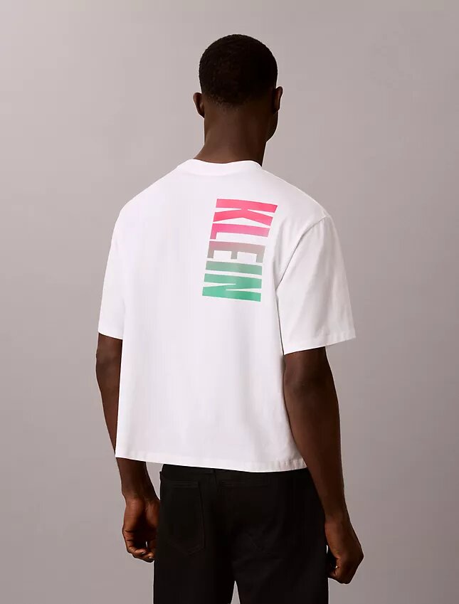 Maglietta comoda con logo Pride in grassetto Maglietta comoda con logo Pride in grassetto