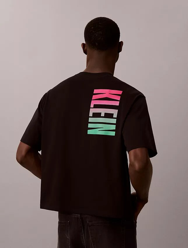 Maglietta comoda con logo Pride in grassetto Maglietta comoda con logo Pride in grassetto