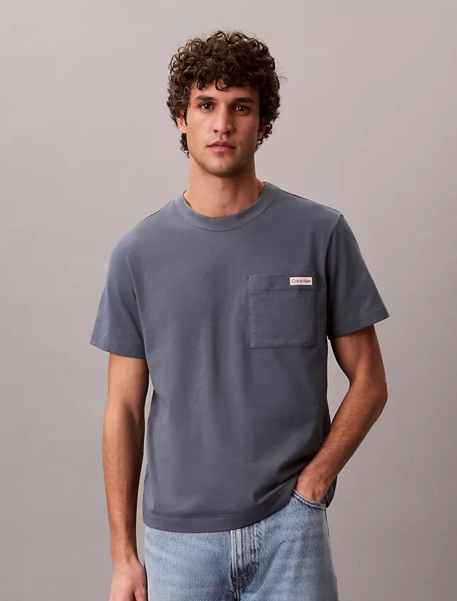 Maglietta comoda con tasca in jersey di cotone Maglietta comoda con tasca in jersey di cotone