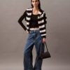 Maglietta in cotone a costine con scollo a U Maglietta in cotone a costine con scollo a U