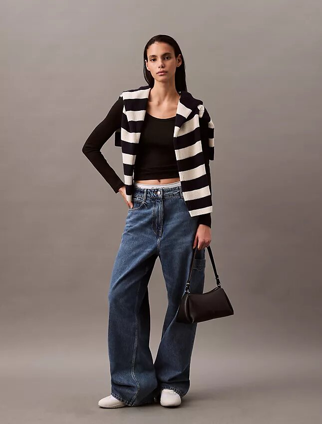 Maglietta in cotone a costine con scollo a U Maglietta in cotone a costine con scollo a U