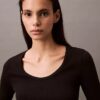 Maglietta in cotone a costine con scollo a U Maglietta in cotone a costine con scollo a U