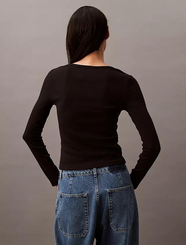Maglietta in cotone a costine con scollo a U Maglietta in cotone a costine con scollo a U