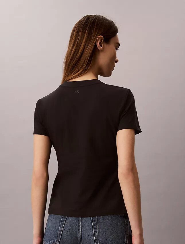 Maglietta slim con logo a strati Maglietta slim con logo a strati