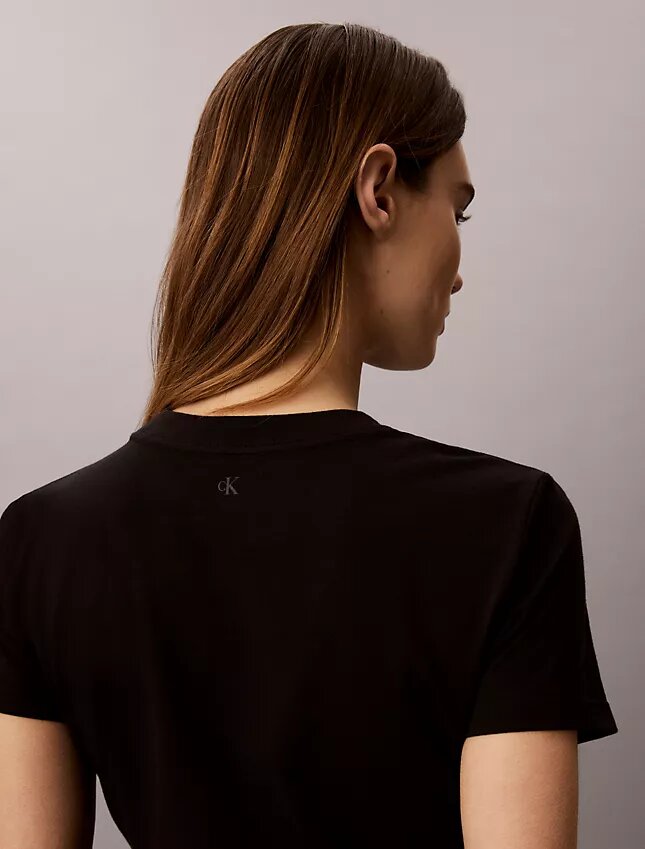 Maglietta slim con logo a strati Maglietta slim con logo a strati