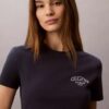 Maglietta slim con logo grafico curvo Maglietta slim con logo grafico curvo