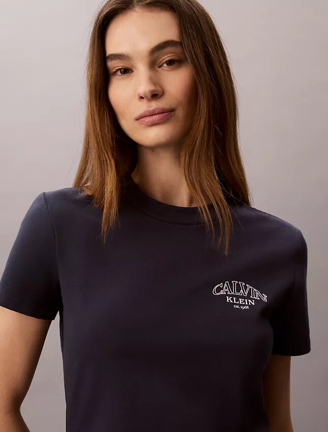 Maglietta slim con logo grafico curvo Maglietta slim con logo grafico curvo