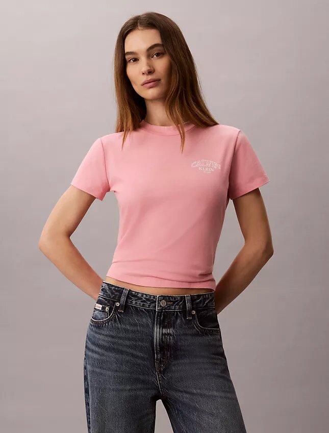 Maglietta slim con logo grafico curvo Maglietta slim con logo grafico curvo