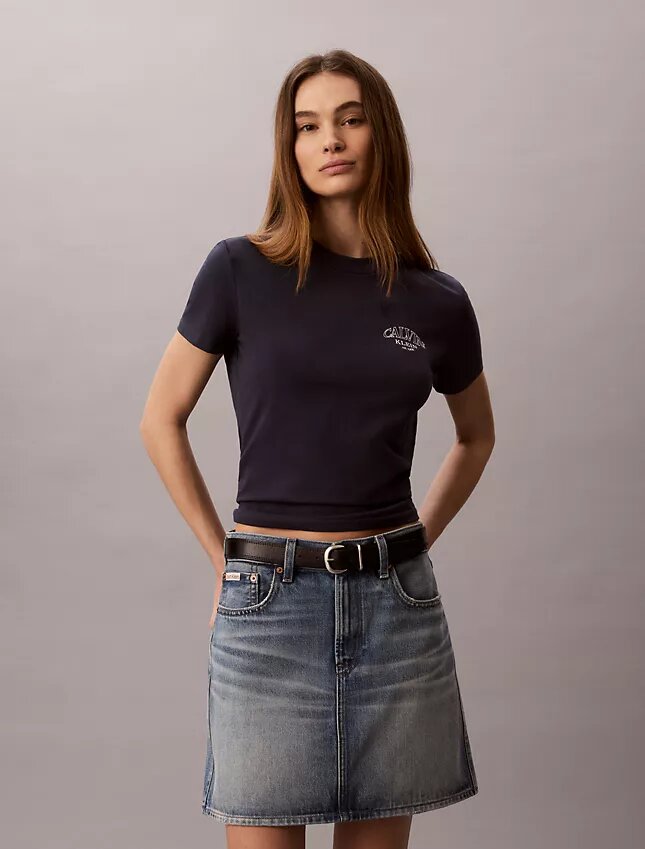 Maglietta slim con logo grafico curvo Maglietta slim con logo grafico curvo