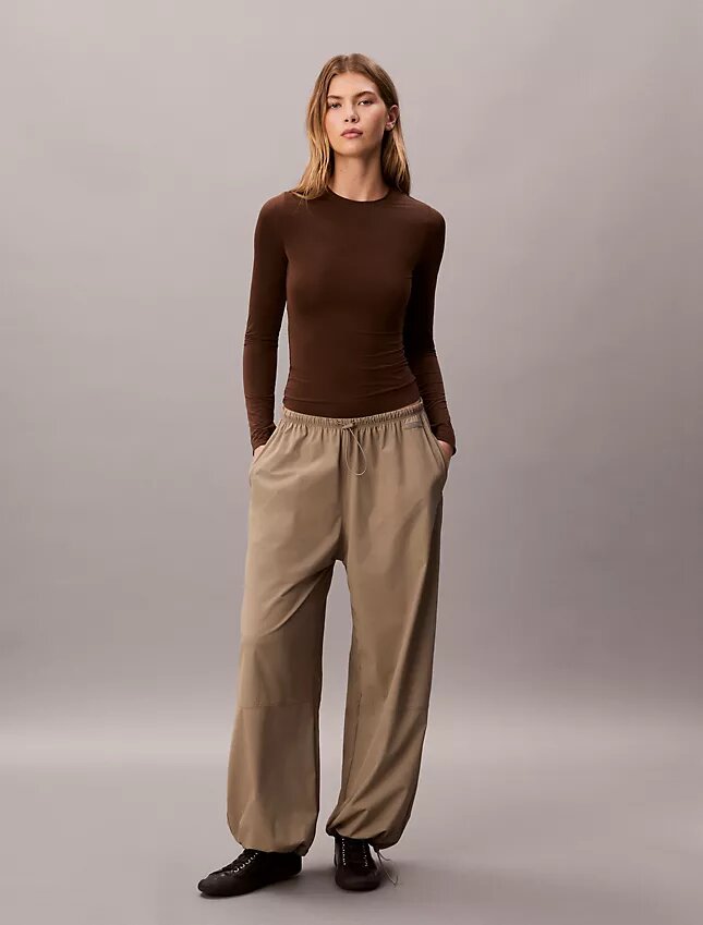 Maglietta slim in nylon elasticizzato Maglietta slim in nylon elasticizzato