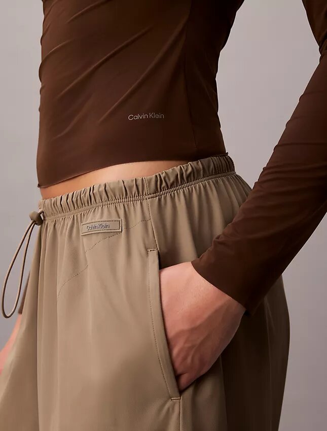 Maglietta slim in nylon elasticizzato Maglietta slim in nylon elasticizzato