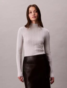 Maglione a collo alto a coste in misto viscosa