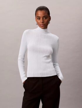 Maglione a collo alto a coste in misto viscosa Maglione a collo alto a coste in misto viscosa