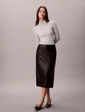 Maglione a collo alto a coste in misto viscosa