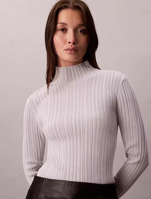 Maglione a collo alto a coste in misto viscosa Maglione a collo alto a coste in misto viscosa