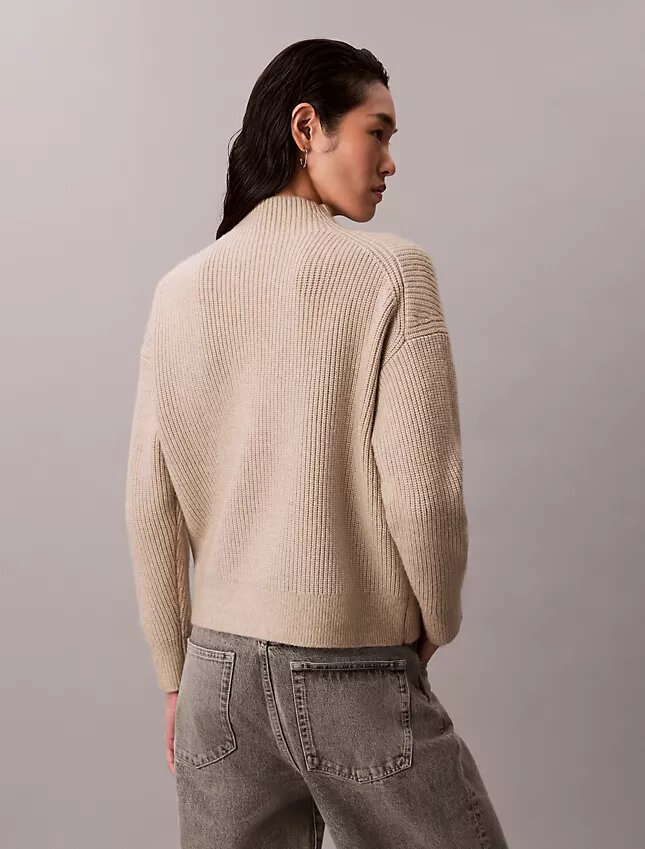 Maglione a collo alto morbido con costine sottili Maglione a collo alto morbido con costine sottili