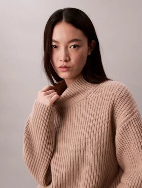 Maglione a collo alto morbido e voluminoso a coste Maglione a collo alto morbido e voluminoso a coste