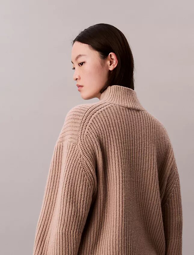 Maglione a collo alto morbido e voluminoso a coste Maglione a collo alto morbido e voluminoso a coste