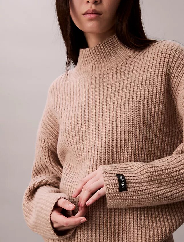 Maglione a collo alto morbido e voluminoso a coste Maglione a collo alto morbido e voluminoso a coste