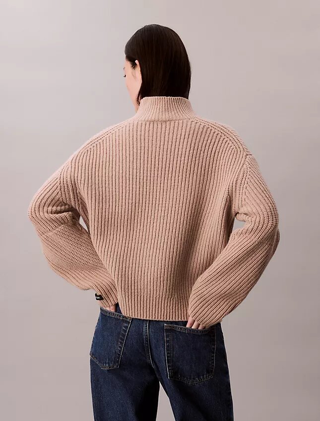 Maglione a collo alto morbido e voluminoso a coste Maglione a collo alto morbido e voluminoso a coste