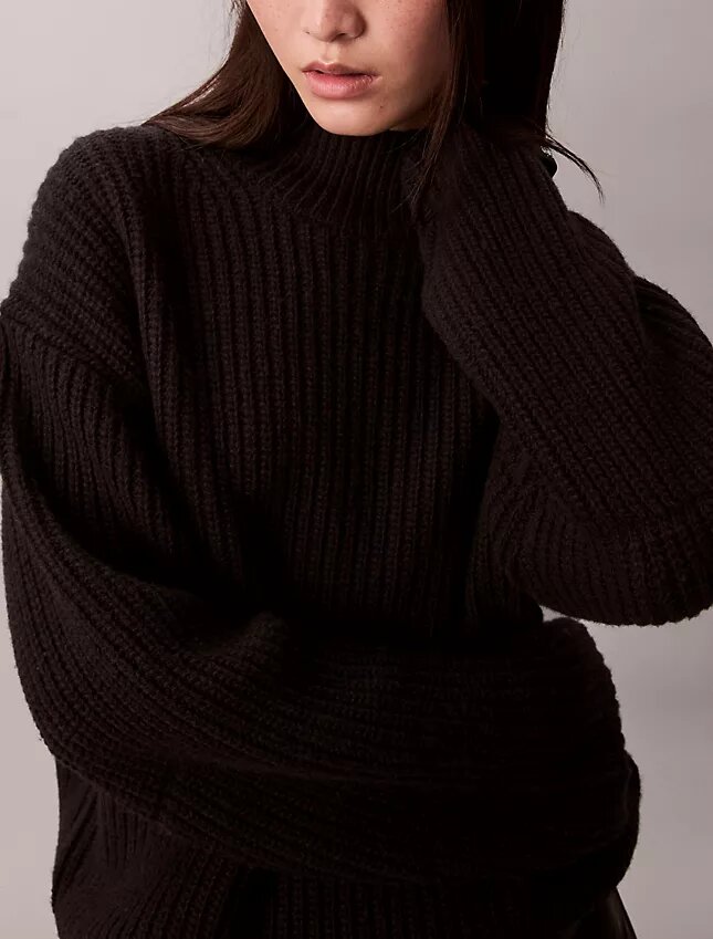 Maglione a collo alto morbido e voluminoso a coste Maglione a collo alto morbido e voluminoso a coste