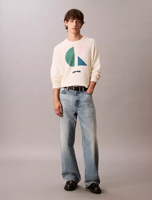Maglione classico con grafica a blocchi di colore e logo Maglione classico con grafica a blocchi di colore e logo