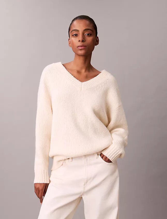 Maglione con scollo a V in misto lana bouclé Maglione con scollo a V in misto lana bouclé