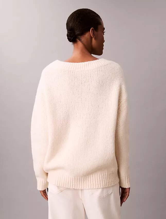 Maglione con scollo a V in misto lana bouclé Maglione con scollo a V in misto lana bouclé