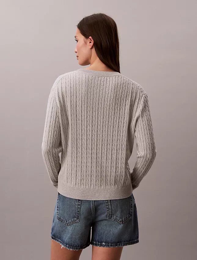 Maglione in cotone a trecce Maglione in cotone a trecce