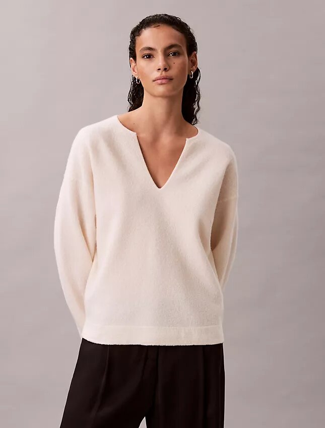Maglione morbido in lana merino con scollo a V Maglione morbido in lana merino con scollo a V