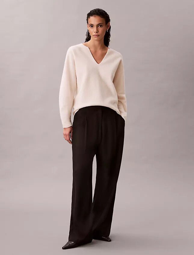 Maglione morbido in lana merino con scollo a V Maglione morbido in lana merino con scollo a V